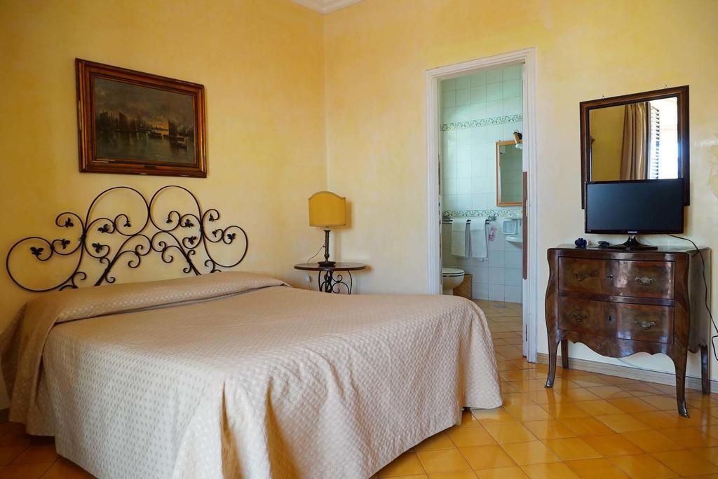 Bed And Breakfast Riviera Di Chiaia Turrisi Nápoles Habitación foto